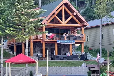Image de Beautiful Log Cabin Getaway on Pend Orielle w/ Private Dock, Hot Tub, Firepit