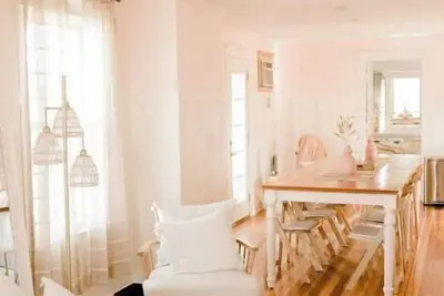 Image de Pretty Suite, a Honeymoon + Bridal Suite, near airport and Cedar Ridge Winery