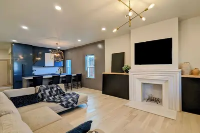 Image de Wine, Dine, Walk! Designer Style & Prime Location Modern 1st Floor Apartment