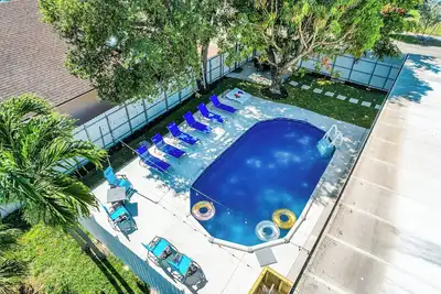 Image de Pool, Patio, Fire Pit, Sleeps 8, 4 Bedrooms 2 Full baths, Gated Parking