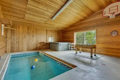 Image de Lakeside retreat with indoor pool, hot tub and sauna