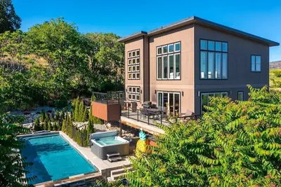 Image de Come for the private pool+hot tub, stay for the lake views, Large home, Dogs Ok