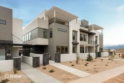 Image de The Solace at Desert Color (by Ember Stays)