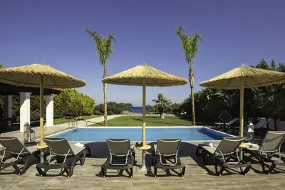 Image de Villa spacieuse avec piscine privée à Gennadi