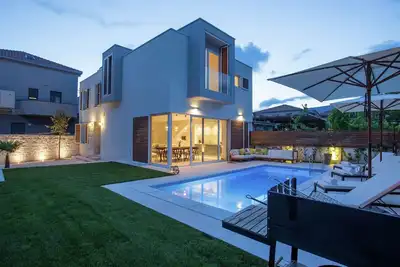 Image de Villa luxueuse avec piscine privée et jardin