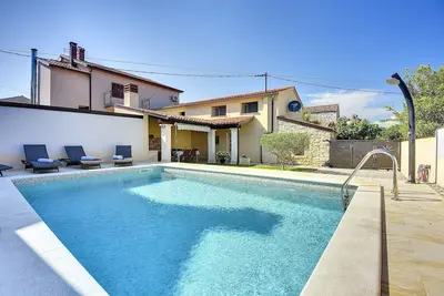Image de Maison moderne avec piscine