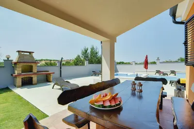 Image de Villa א Pula avec plage de mer