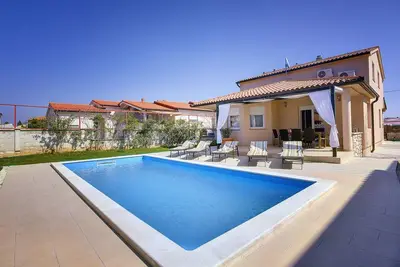 Image de Villa moderne avec piscine privée près de la plage