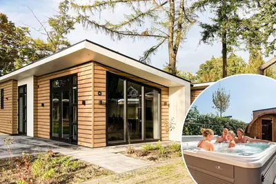 Image de Leuk chalet met buitensauna en spa