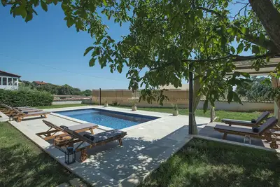 Image de Villa א Peroj avec piscine