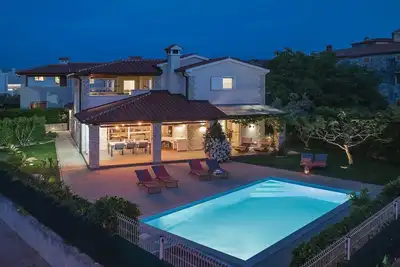 Image de Villa à Novigrad avec piscine près plage