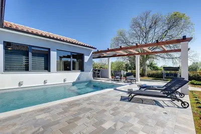 Image de Maison à Galižana avec piscine et plage