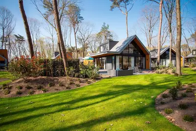 Image de Villa moderne avec sauna extérieur et spa