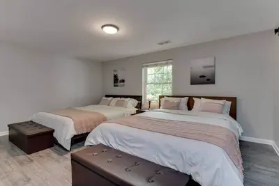 Image de CozySuites 3br/3ba Charming Colonial Home