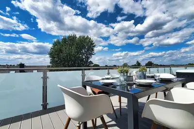 Image de Light-flooded penthouse with whirlpool in the heart of Lower Saxony