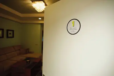 Image de Very cozy one bedroom apartment for a family of 4-6. 1 minute walk to Salt mine