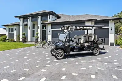 Image de Luxurious 4br Beach House w/  Guest House! 2 Golf Carts, Private pool, Lanai.