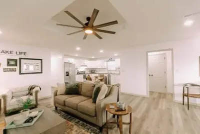 Image de 3 Bedroom Lake House