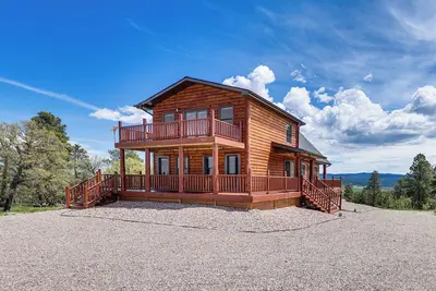 Image de Peaceful Wyoming Cabin w/ Spacious Deck & Wet Bar!