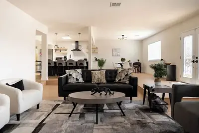 Image de Ultra Lux modern vila + pool + parking. 14mins to strip