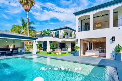 Villa Mandarin by LuxJB 🏆 7 Bdr Beverly Hills Flats Mansion 🏆 Cinema Gym & Maid