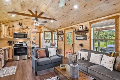 Image de 10% off! Secluded Farmhouse Chic Cabin-HotTub-Firepit-Cornhole-Arcade-Pets Ok!
