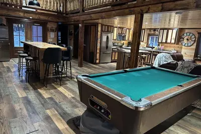 Image de Pool Table! Pet Friendly! Lakeside! -Unique Getaway!
