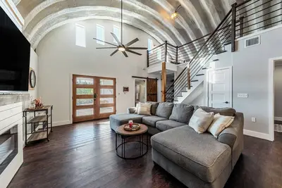 Image de Unique Hill Country Barndominium With Amazing View!