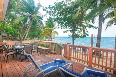 Image de Best Location next to West Bay Beach / Beachfront Condo steps away from West Bay