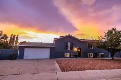 Image de A W🌊Ve From It All! Secure boat storage, huge yard, lots of outdoor games!