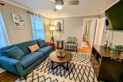 Image de Spanking New Designer 2 Br Unit- Near University/Hospitals -3