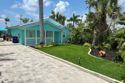 Image de Island Cottage in Quaint Matlacha Florida. Amazing island life is a click away…