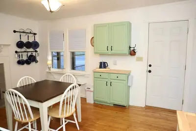 Image de Serenity abounds in this beautiful 93-year-old farmhouse with mountain views.