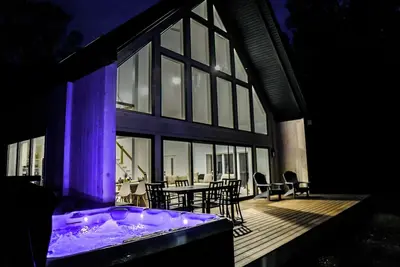 Image de Modern Catskills Hideaway w\/ Hot Tub, Firepit, and Bbq Grill \n