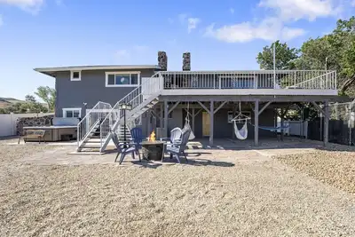 Image de Hill House Hot Tub Views & BBQs Close To Downtown