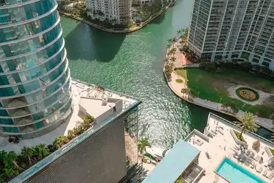 Image de Stylish luxury Miami condo with amazing water and city views