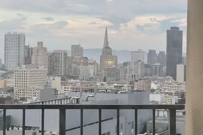 Image de Incredible Sf skyline view hotel liked condo with amenities of a home