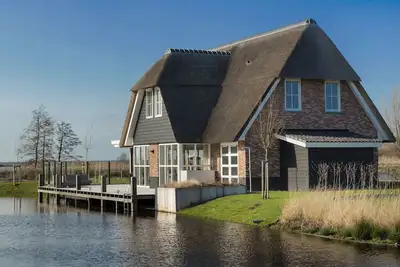 Image de Villa au toit de chaume avec sauna à Tjeukemeer
