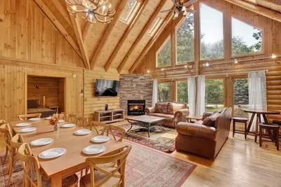 Image de Authentic Pocono Log Cabin | Hot Tub | Lake Access