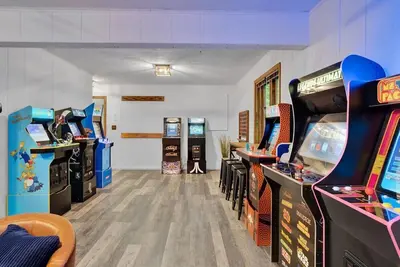 Image de Lakeview Chalet | Arcade | Fire Pit | Lake Access