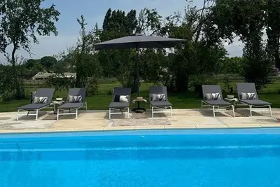 Image de Restored Farmhouse that sleeps 16 people with large pool, or ideal for Christmas