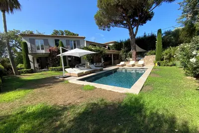 Image de Villa zen et élégante avec piscine, bar, cuisine extérieure à pied de st tropez