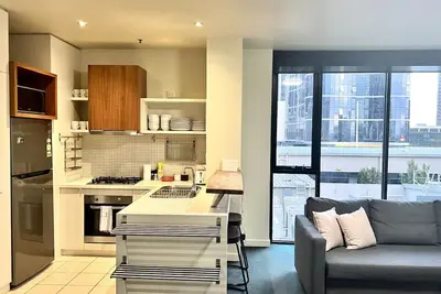 Image de Fantastic 4br in Cbd by Readyset