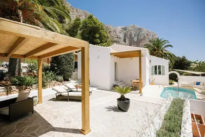 Image de Peaceful, interior-designed villa with pool, on the slopes of the Montgo massif