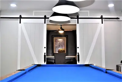 Image de The 32sq ft. Pool Table Home