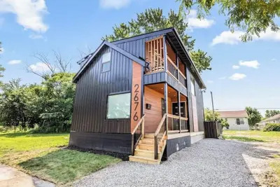 Urban/Modern Detroit escape minutes from downtown stadiums. Sleeps 10 easily