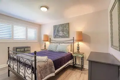 Image de Beautifully Updated Bungalow \nUpper Portion