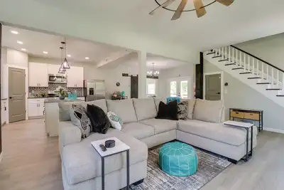 Image de Spacious Yard, Games & Fire Pit: Grove Home Rental