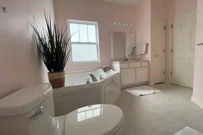 Image de Cozy condo, 30 minutes away from the beach, outlets and boardwalk.