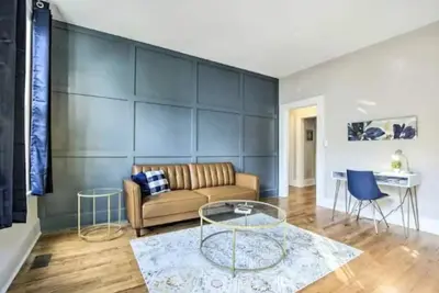 Centrally Located 1925 Historic 2br Apartment